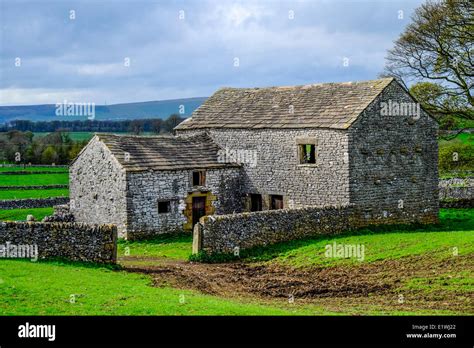 Stone barn in the English Countryside Stock Photo - Alamy