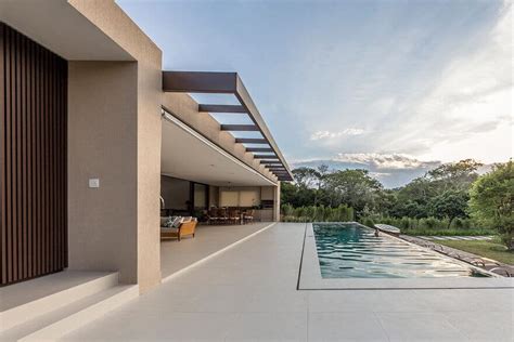 Contemporary Single-Storey House Features Open Spaces