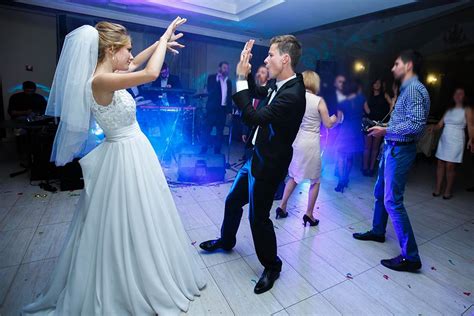 54 Last Dance Wedding Songs To End The Night - WeddingFul