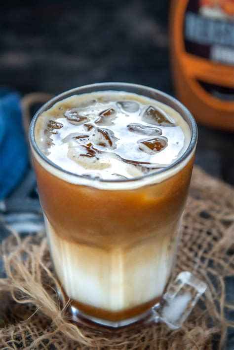 Iced Caramel Macchiato Recipe (Step by Step + Video) - Whiskaffair