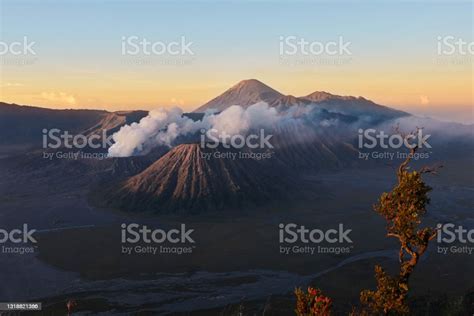 Gunung Berapi Aktif Di Awan Asap Gunung Bromo Foto Stok - Unduh Gambar ...