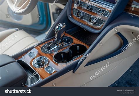 1,393 Bentley car interior Images, Stock Photos & Vectors | Shutterstock