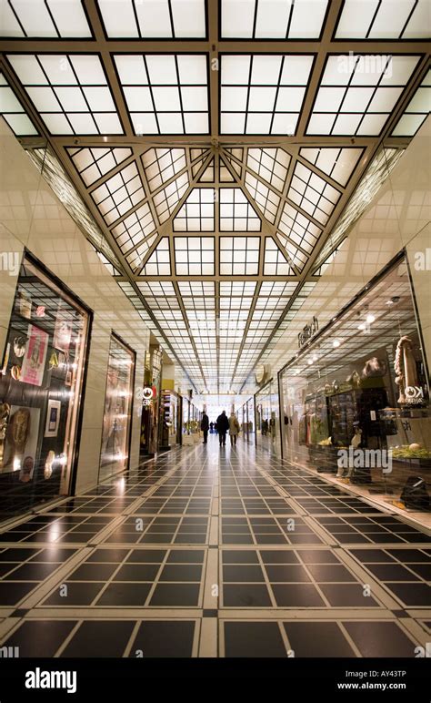 Konigsallee mall -Fotos und -Bildmaterial in hoher Auflösung – Alamy