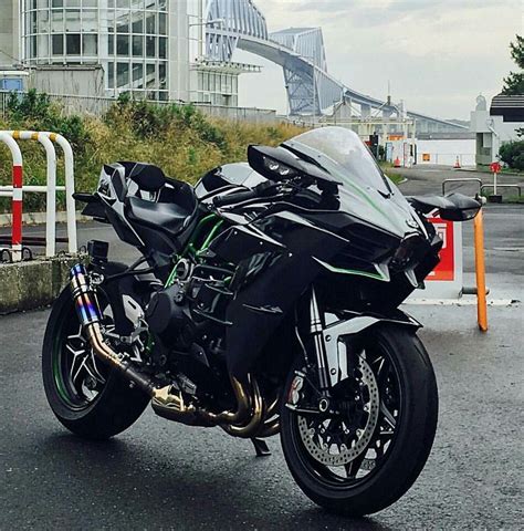 a black motorcycle is parked on the street