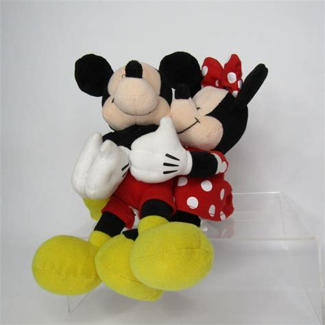 Mickey Mouse And Minnie Kissing