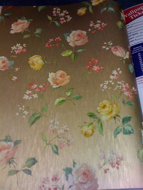 gold + floral wallpaper | Floral wallpaper, Loft decor, Wallpaper