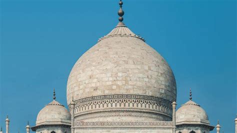 The bulbous dome of Taj Mahal