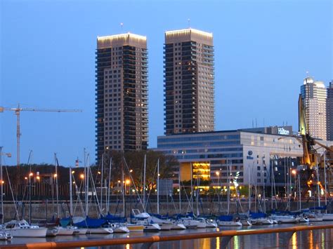 Fichier:Buenos Aires-Puerto Madero-Hilton-River View.jpg — Wikipédia