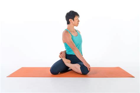 Bharadvaja's Twist: How to Practice Bharadvajasana I