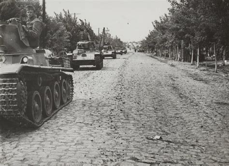 Hungarian 38M Toldi tanks on the Eastern Front in 1942 : r/GermanWW2photos