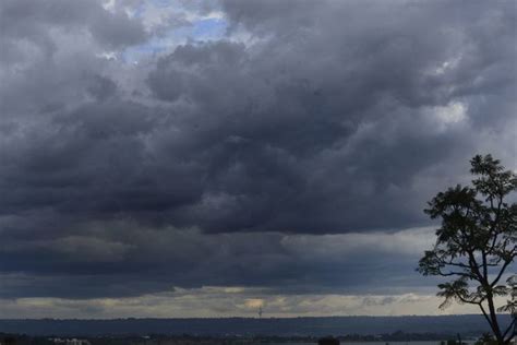 Tempo no fim de semana deve ser de céu nublado e com chuva