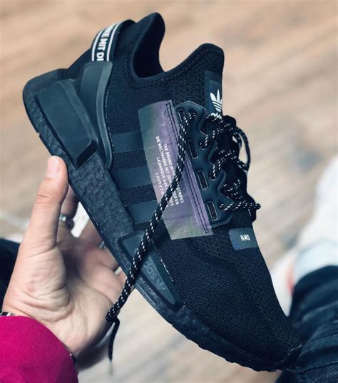 Avis : que vaut la Adidas NMD_R1 V2 Black Goodbye Gravity FW1961