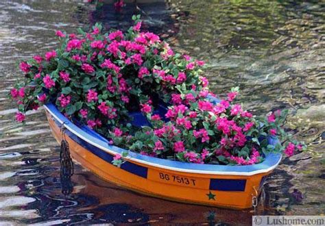 22 Landscaping Ideas to Reuse and Recycle Old Boats for Yard Decorations