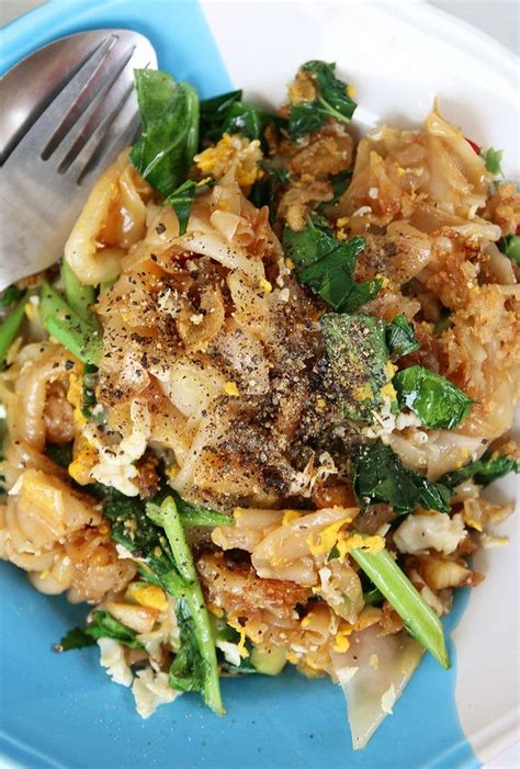 Authentic Thai Pad See Ew Recipe (ผัดซีอิ๊ว) | Recipes, Thai street ...