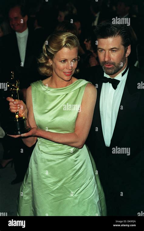 KIM BASINGER & ALEC BALDWIN.WITH OSCAR. ACTRESS & ACTOR.14/04/1998 ...