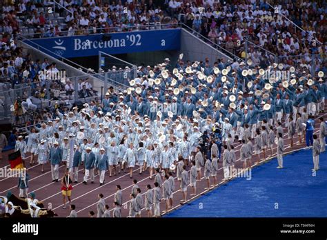 1992 olympics opening ceremony hi-res stock photography and images - Alamy