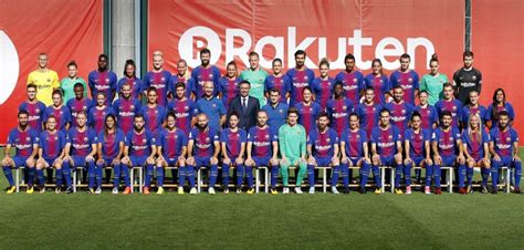 Barcelona's squad have the official photo for 2017-18