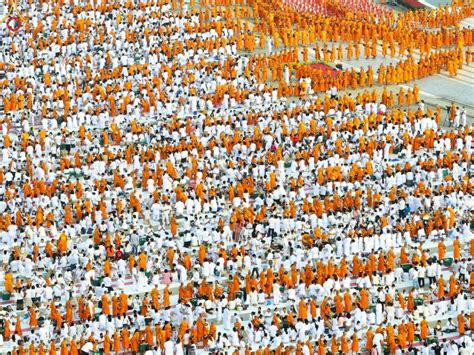 The almsgiving ceremony for 5,000 novices on Earth Day – Dhammakaya ...