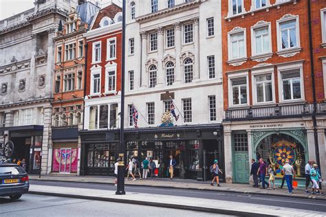 Hatchards: A Peek Inside the Oldest Bookshop in London | solosophie