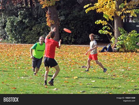 People Playing Frisbee Image & Photo (Free Trial) | Bigstock