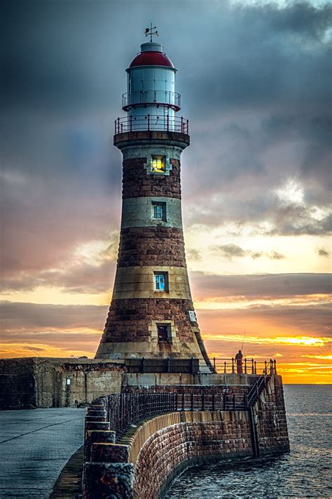 Roker Lighthouse | Lighthouse pictures, Beautiful lighthouse ...