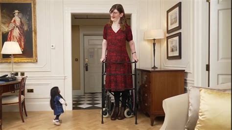 World's tallest woman and shortest woman celebrate Guinness World ...