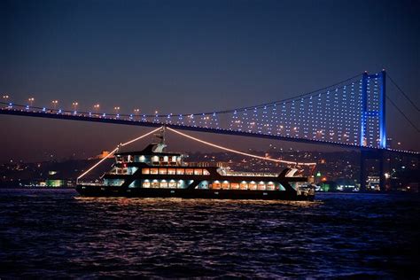 Cena crucero y espectáculo nocturno por el Bósforo desde Estambul 2022 ...