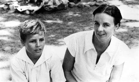 Marlon Brando and his mom Doddie in 1932 Marlon Brando, Famous ...