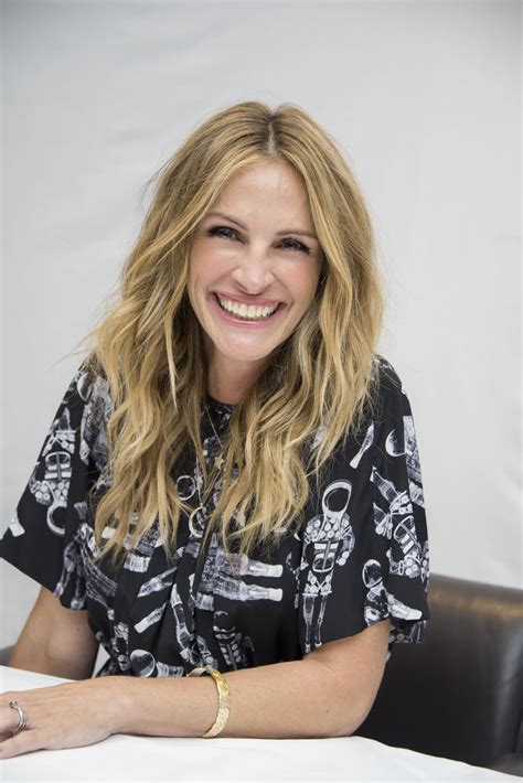 Julia Roberts - "Wonder" Press Conference in London 11/05/2017 • CelebMafia