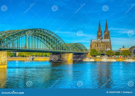 Catedral De Colonia Y Puente Hohenzollern Sobre Alemania Del Rhein Foto ...