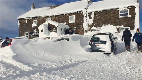 Storm Arwen: Tan Hill Inn guests leave snowed-in pub at last - BBC News