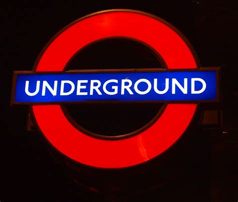 File:London Underground Sign Night.jpg - Wikimedia Commons