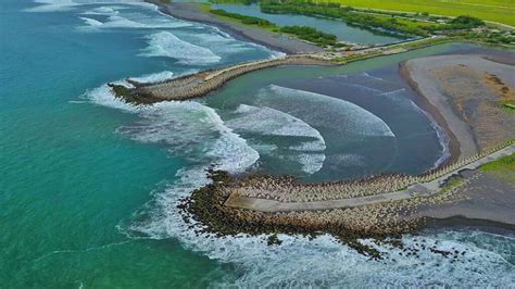 16 Review Menarik Pantai Glagah, Pemecah Ombak Terbaik Di Kulon Progo