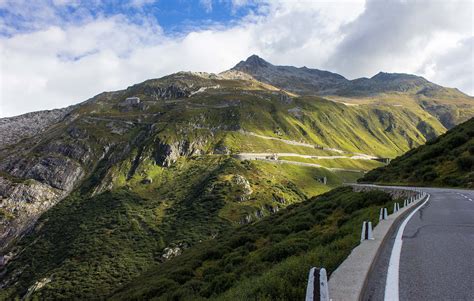 Furka Pass - mountain pass in Swiss Alps, Switzerland | Colcorsa