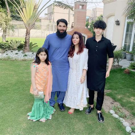 Misbah Ul Haq poses with wife Uzma Khan, kids Faham and Noriza ...