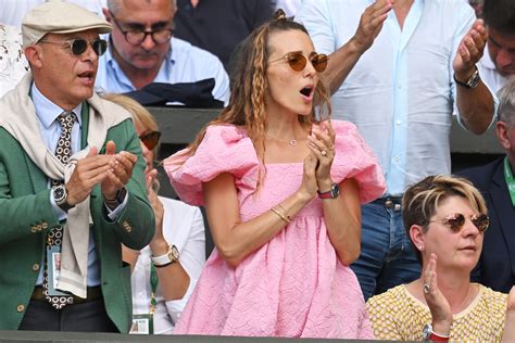 Novak Djokovic kisses wife Jelena after Wimbledon win