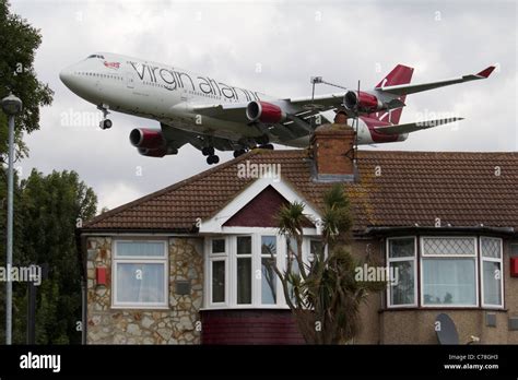 Low flying aircraft hi-res stock photography and images - Alamy