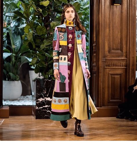 Maison VALENTINO Fall Winter 2017-2018 Paris fashion week - RUNWAY ...