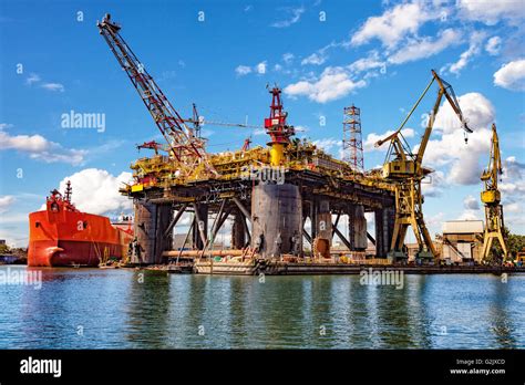 Oil rig construction yard hi-res stock photography and images - Alamy