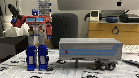 WNW Earthrise Optimus Prime finally found him. : r/transformers