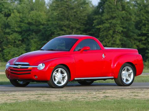 Unloved by the masses, the retro sport truck Chevrolet SSR is a hot ...