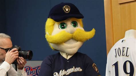 Brewers mascot reveals 'instruction manual' for Dodgers reporter ...