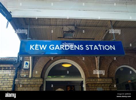 Kew gardens tube station hi-res stock photography and images - Alamy