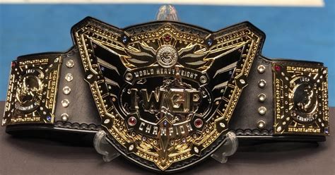 NJPW's New IWGP World Heavyweight Title Belt Doesn't Look Great