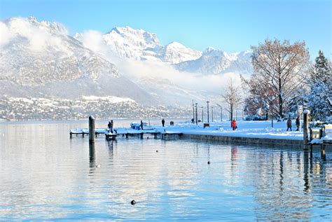 Le Lac d'Annecy en Hiver avec vue sur la Tournette | Lac annecy, Annecy ...