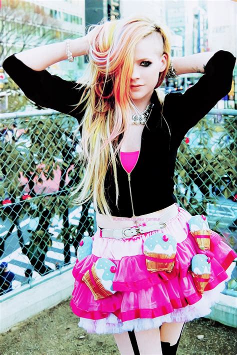 It Baphônica: Hello Kitty, o clip novo da Avril Lavigne