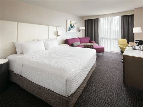 Hotels Near Houston Convention Center | Crowne Plaza Houston River Oaks