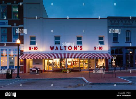 Exterior of waltons 5 10 store hi-res stock photography and images - Alamy