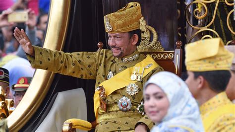 Sultan of Brunei's Golden Jubilee marked by chariot parade - CNN