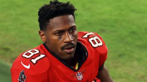 Hall-of-Famer Hints at Bucs' Antonio Brown Getting Blackmailed